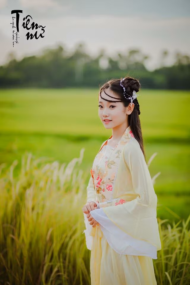 Anh Thư ngoài đời là một cô bé xinh xắn, ngoan ngoãn và có thành tích học tập tốt. Được biết, hiện nay cô bạn đang là MC chương trình Nhịp điệu Teen của Đài phát thanh Quảng Ngãi.