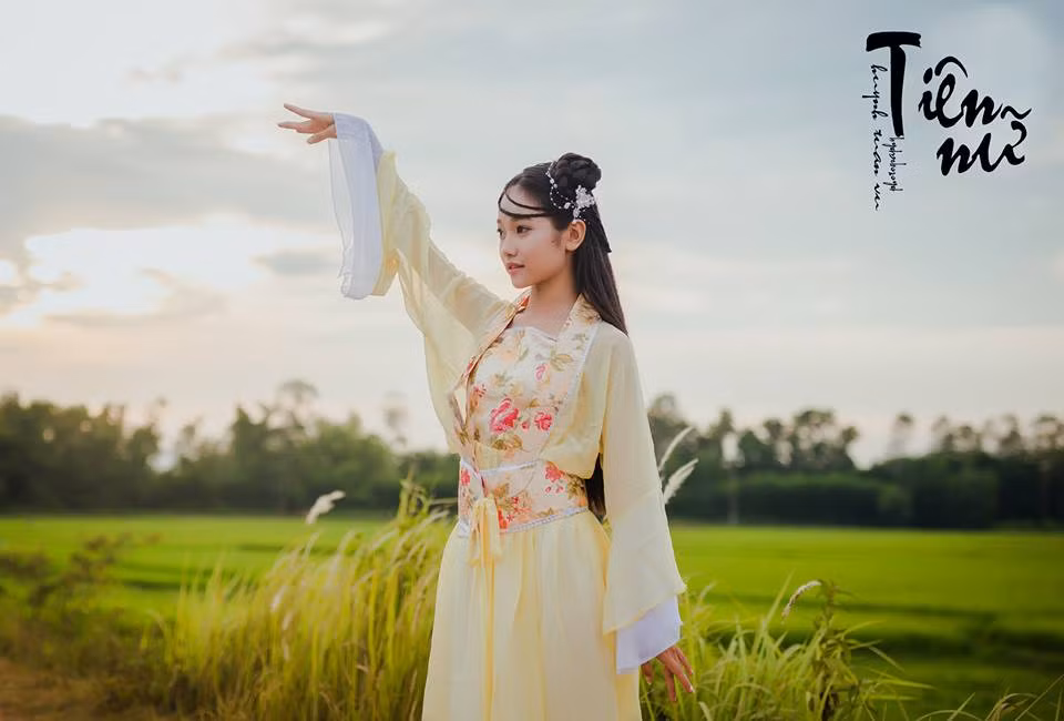 Với ngoại hình nổi bật, nữ sinh Quảng Ngãi thường xuyên được tham gia vào các hoạt động văn nghệ của trường và thành phố. Mặc dù đây là lần thứ hai Anh Thư được thử sức với vai trò của một người mẫu ảnh nhưng cô bạn đã thể hiện rất thành công ngoài sự mong đợi.