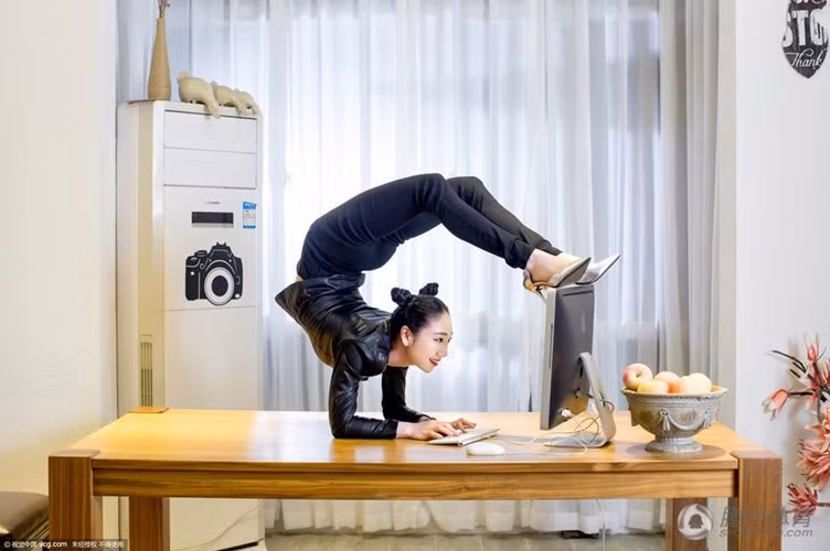 Nhờ khả năng siêu phàm này mà Lưu Đằng được nhiều khán giả "tôn thờ", thậm chí có người ví von thân thể của Lưu Đằng thức chất là một "dạng chất lỏng đặc biệt", có thể đặt vừa vào bất cứ đâu và có thể biến chuyển ở nhiều hình dáng khác nhau. Có kĩ năng đỉnh là vậy nhưng ít ai biết để đạt đến trình độ "cao nhân" như hiện tại, Lưu Đằng đã phải trải qua những năm tháng tập luyện gian khổ, tưởng chừng như sống trong địa ngục trần gian.