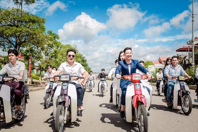 Theo tìm hiểu, chủ nhân bộ ảnh cưới bên dàn xe Dream chú rể Phạm Tuấn Hiếu (sinh năm 1994, quê Quảng Ninh) còn cô dâu là Nguyễn Huyền Trang (sinh năm 1995, quê Thái Bình).