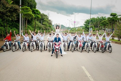 Chưa dừng lại ở đó, không chỉ có cô dâu chú rể mà trong nhiều bức ảnh, tất cả các thành viên của dàn xe Dream theo sau cũng đều không đội mũ bảo hiểm. Trong bối cảnh luật giao thông vừa có thêm một vài điều khoản, quy định mới... việc một bộ ảnh để lộ chi tiết các nhân vật vi phạm luật như thế này dĩ nhiên có thể tạo ra sự bức xúc, bất bình cho cư dân mạng, những người xem, chia sẻ ảnh trên mạng xã hội.