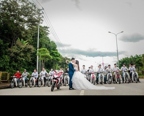 Phó nháy Đình An thì cho rằng thành công nhất ở bộ ảnh cưới này là làm hài lòng cô dâu, chú rể còn những ý kiến thể hiện sự không ưng ý, những "gạch đá" của dân mạng thì không đáng bận tâm. Lý do bởi mà Đình An đưa ra là trước đó cả cô dâu, chú rể cùng các thành viên hội xe Dream đều đã cố gắng làm việc rất nghiêm túc, chuyên nghiệp, tích cực hợp tác với nhau để cho ra những kết quả xứng đáng với công sức.