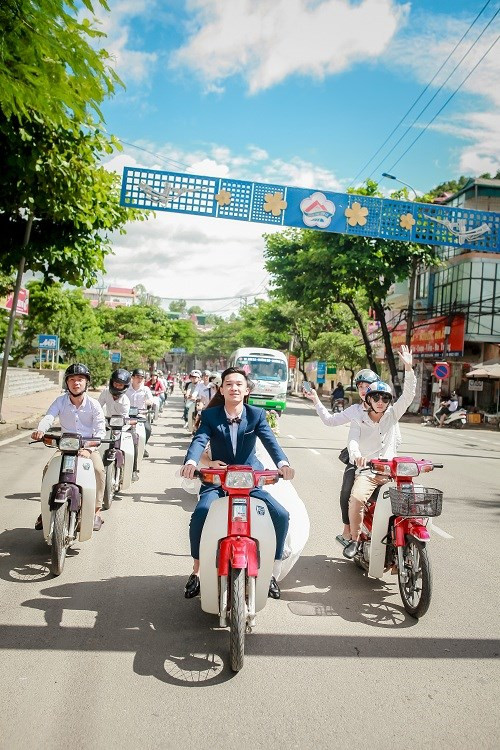 Thành viên CLB Dream Sơn La đã đóng góp một dàn xe 30 chiếc Dream có vẻ ngoài cực ngầu để phục vụ chụp ảnh cưới. Cô dâu, chú rể đóng vai trò là hai người dẫn đoàn, kéo theo "500 anh em" đi xe Dream theo sau để chụp lại nhiều khoảnh khắc vui vẻ, tự nhiên trên đường phố. Tuy nhiên, sự hời hợt, liều lĩnh trong khâu chuẩn bị đã khiến bộ ảnh, cô dâu, chú rể và những người thực hiện bị "ném đá" không thương tiếc.