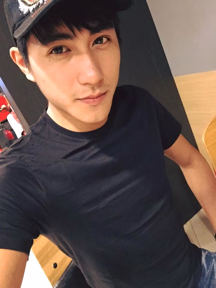 Theo như thông tin mà Ettoday cung cấp, hot boy 20 tuổi mồ côi cha mẹ từ sớm, anh chàng phải tự lập từ nhỏ, để có thể vươn lên có được cuộc sống như ngày hôm nay là cả một sự cố gắng và nỗ lực không ngừng nghỉ của chàng trai trẻ. Thành công trong việc buôn bán, tạo được tên tuổi với vai trò người mẫu, Lin Shengyao là hình mẫu người yêu lý tưởng mà nhiều cô gái ao ước.