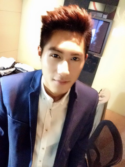 Qua một số thông tin cơ bản của Lin Shengyao, người ta tìm thấy trang cá nhân của anh chàng và rất nhiều sự thật sốc về hot boy bốc vác sẽ làm không ít người bất ngờ. Thực tế thì ngoài đời Lin Shengyao còn đẹp trai hơn nhiều so với các bức ảnh bị chụp trộm và phát tán trên mạng. Facebook của anh chàng hiện nay cũng đã có gần 20 nghìn người theo dõi.