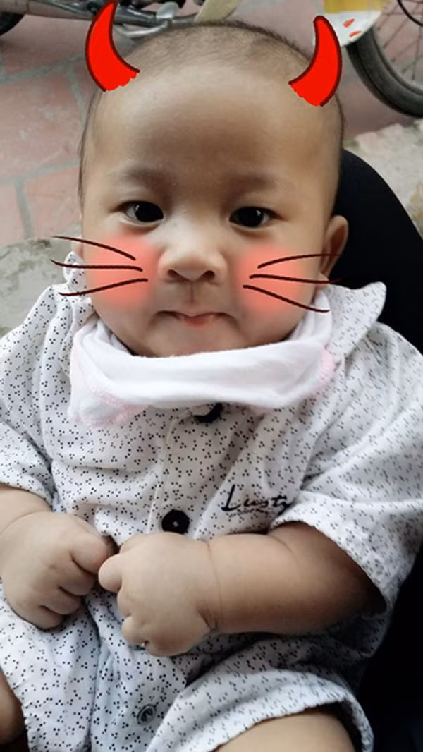 Điều tuyệt vời hơn cả là cậu em trai của Oanh rất kháu khỉnh và dễ thương và giống chị như đúc. Mọi người trong nhà gọi bé là cu Bông. Cu Bông đã tròn 6 tháng tuổi, được cả nhà yêu thương, chiều chuộng.