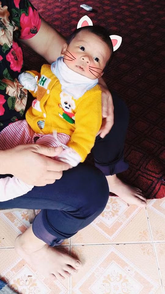 Bố mẹ Oanh khi bế cu Bông đi chơi cũng hay bị mọi người trêu đùa là bế cháu. Oanh hài hước kể lại, bố cô bế cu Bông đi đâu cũng bị hỏi "cháu ngoại của ông à", làm ông bố bức xúc quá đổi phong cách luôn từ quần kaki sang quần bò, rồi cạo râu cắt tóc cho trẻ hơn.