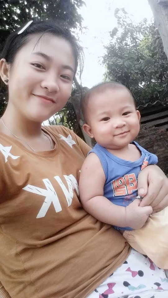 Do là chị cả nên Oanh thường xuyên phải có trách nhiệm trông nom và chăm sóc em. Cô chỉ tỏ ra thích thú và hào hứng với công việc này.