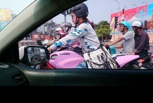 Trong ảnh là cô gái trẻ sinh năm 1995 tên Hạnh Nguyên, từng gây xôn xao mạng xã hội Việt với bức ảnh chụp lén đang cưỡi chiếc xe Ducati Monster màu hồng vô cùng ấn tượng. Chỉ với một bức ảnh chụp lén như thế này, các cô gái trẻ đã có khả năng trở thành nhân vật "nổi tiếng" khi dân mạng vì thích thú, tò mò sẽ ngay lập tức đổ xô đi tìm danh tính, thông tin cá nhân của họ.