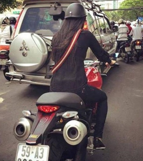 Con gái đi xe ô tô bán tải, xe máy phân khối lớn ngày nay không phải là chuyện hiếm, nhưng hình ảnh của họ chưa bao giờ giảm bớt sức hút, đặc biệt là đối với cánh mày râu. Con gái mê chơi xe, yêu tốc độ đã hiếm... những cô nàng am hiểu tường tận về thế giới xe, thích thể hiện cá tính, phong cách thông qua việc sở hữu những chiếc xe "quái vật" lại càng hiếm hơn... Chính vì thế, nhiều chàng biker rất dễ phải lòng những cô gái đầy phong cách bên chiếc xe của họ.