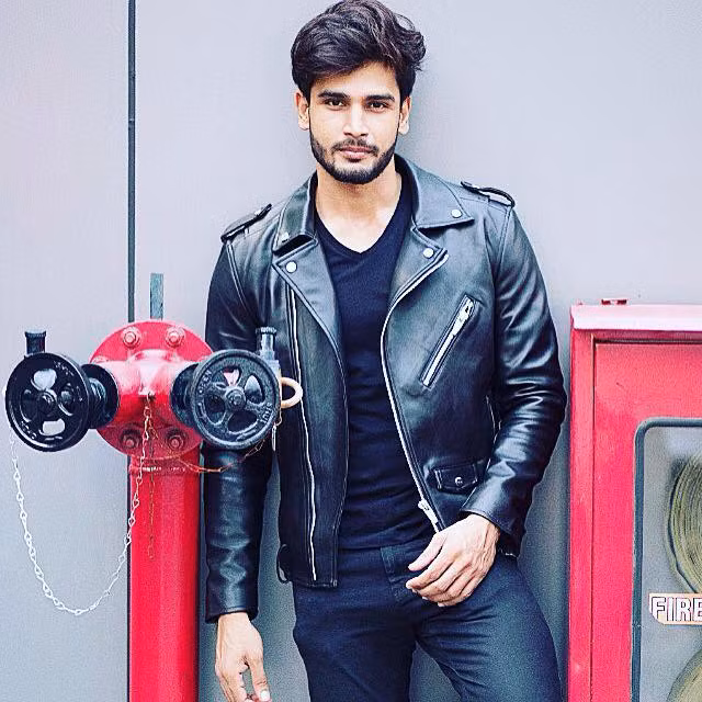 Có lẽ sẽ không cần phải bình luận quá nhiều về ngoại hình của Rohit Khandelwal, người đàn ông đẹp trai nhất hành tinh. Với gương mặt nam tính và thân hình chuẩn từng cm, ngay cả các đấng mày râu cũng khó tránh bị Nam vương người Ấn hấp dẫn.