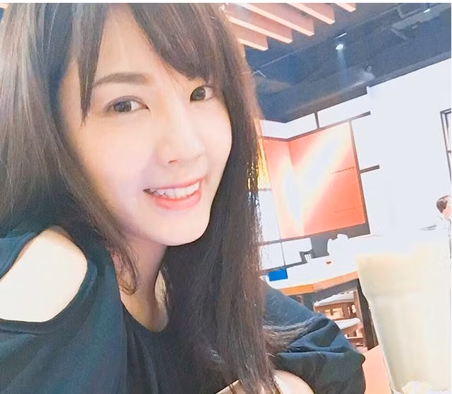 Qua một số thông tin tìm hiểu, được biết chủ nhân của bức ảnh tên là Chenshuan Yu, đến từ Đài Bắc, hiện cô đang làm phóng viên cho Đài truyền hình Tam Lập (SETTV) của Đài Loan.