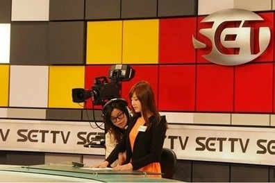 Mới đây, mạng xã hội châu Á bất ngờ xôn xao trước bức hình nữ phóng viên xinh đẹp bị chụp lén khi đang chuẩn bị ghi hình. Tuy góc ảnh khá xa nhưng nhiều người vẫn không khỏi “thất thần” trước dung nhan cực kỳ cuốn hút của cô nàng.