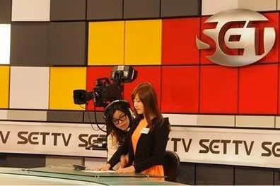 Mới đây, mạng xã hội châu Á bất ngờ xôn xao trước bức hình nữ phóng viên xinh đẹp bị chụp lén khi đang chuẩn bị ghi hình. Tuy góc ảnh khá xa nhưng nhiều người vẫn không khỏi “thất thần” trước dung nhan cực kỳ cuốn hút của cô nàng.