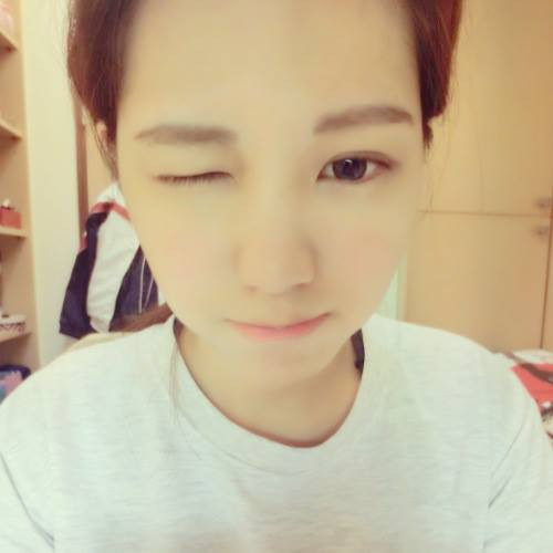 Quay trở về cuộc sống thường ngày, cô nàng phóng viên lại khá thích trang phục áo phông giản dị, thoải mái.