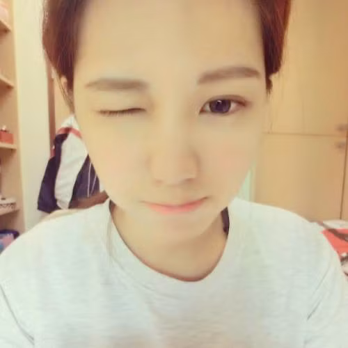 Quay trở về cuộc sống thường ngày, cô nàng phóng viên lại khá thích trang phục áo phông giản dị, thoải mái.