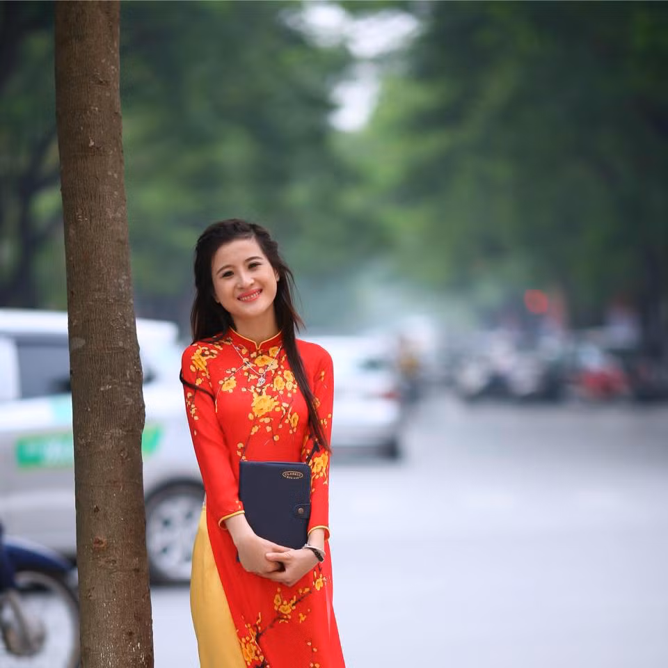 Mới đây trên một số diễn đàn mạng xã hội liên tục chia sẻ những hình ảnh của cô giáo 9X dạy tiếng Anh với cái tên ấn tượng – Tuệ Nhiên. Cô giáo Tuệ Nhiên quê gốc Thái Nguyên, hiện đang sinh sống và làm việc tại Hà Nội.