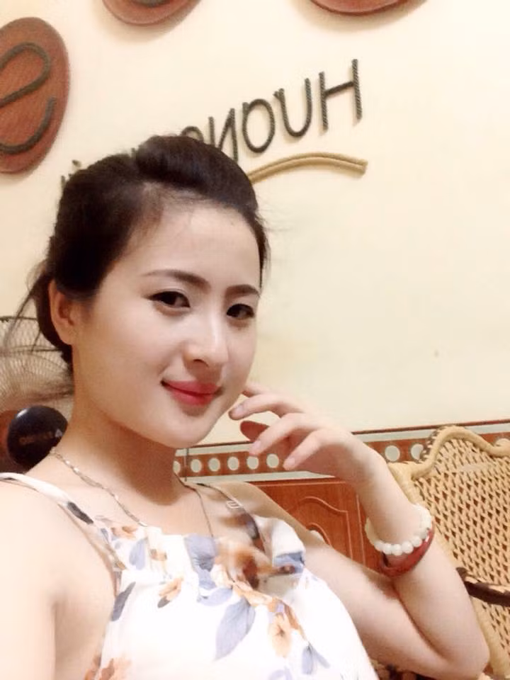 Tuy còn trẻ tuổi nhưng tấm lòng nhiệt thành của cô giáo 9X xinh đẹp đã lay động trái tim của hàng nghìn người. Khi câu chuyện và những bức ảnh của cô giáo Tuệ Nhiên bất ngờ được chia sẻ, chỉ trong vài giờ đăng tải đã nhận được lượt like và bình luận khổng lồ khen ngợi hành động cao đẹp của Tuệ Nhiên.