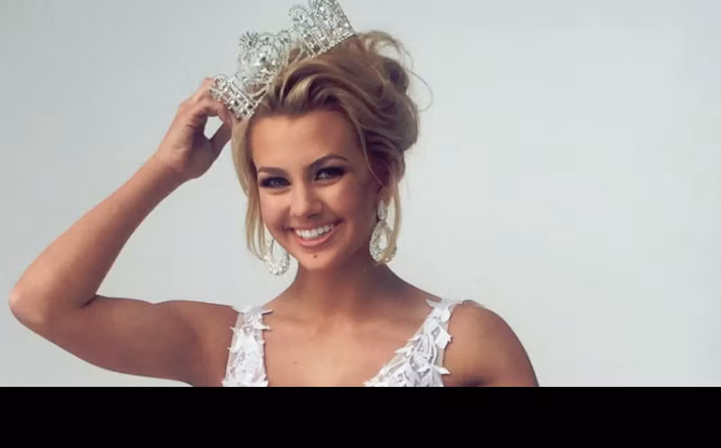 Cụ thể, trong các dòng tweet của mình đăng từ năm 2013, Karlie Hay đã dùng từ “mọi đen” (nigga – PV) để chỉ những người Mỹ da màu. Dù đã 3 năm trôi qua nhưng nhiều người theo dõi Twitter của tân Hoa hậu Tuổi teen 2016 vẫn nhớ như in chuyện này và đã chụp ảnh màn hình, công khai toàn bộ chúng lên các trang mạng xã hội, diễn đàn trao đổi tin tức, fanpage của cuộc thi Hoa hậu Tuổi teen để mọi người cùng thấy “bộ mặt thật” của Karlie Hay.