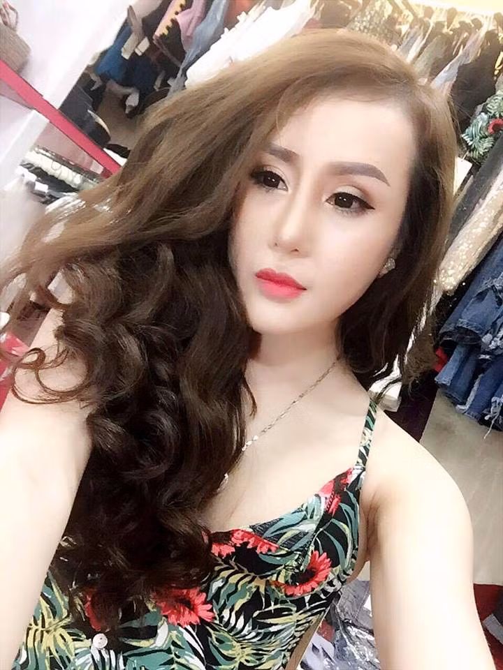 "Khách hàng là thượng đế". bà chủ shop thời trang, mỹ phẩm luôn cố gắng hết sức để những người đến với shop của mình thật vui vẻ, thoải mái và mua được nhiều món đồ đẹp về hình thức, tốt về chất lượng.