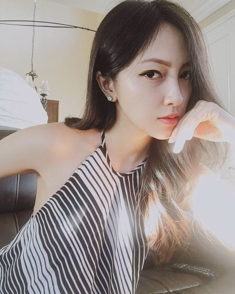 Jessie Luong, cô nàng hot girl gốc Việt đang gây bão trên diễn đàn girl xinh châu Á nhờ nhan sắc cuốn hút vạn người mê. Với chiếc mũi cao và gương mặt thanh tú các bức ảnh của Jessie Luong nhận được hàng trăm bình luận khen ngợi từ phía dân mạng 