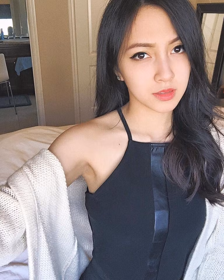 Trên trang Instagram, người đẹp 9X tiết lộ, cô có sở thích ăn ngủ và selfie. Các bức ảnh đời thường được Jessie Luong cập nhật khá nhiều những món ăn Việt khoái khẩu của mình.