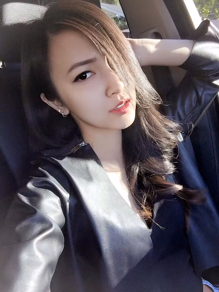 Qua một số thông tin mà mỹ nhân Việt Kiều chia sẻ thì cô nàng sinh năm 1991, từng sống tại TP HCM, hiện nay đang định cư tại Mỹ. Hot girl 9X cũng giống như nhiều cô gái trẻ hiện đại có sở thích selfie, trên trang facebook hay Instagram của cô ngập tràn những bức ảnh “tự sướng” và đều là những bức ảnh cực kỳ lung linh.