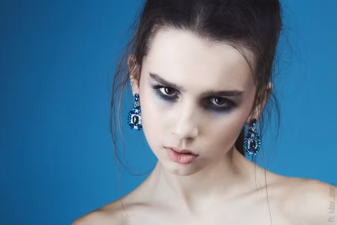 Polina cao 1m72, có ngoại hình mang đậm chất Nga. Khuôn mặt của cô nàng phù hợp với nhiều cảnh quay thể hiện sự hờ hững, một chút nội tâm và khó hiểu bởi ánh mắt sâu đầy vẻ lạnh lùng mà cô sở hữu. Giống như Aleksandra, trước khi sang Việt Nam làm việc trong thời gian 3 tháng, Polina cũng từng xuất hiện trên một số sàn diễn thời trang trong và ngoài khu vực nước Nga, làm người mẫu cho nhiều tạp chí danh tiếng.