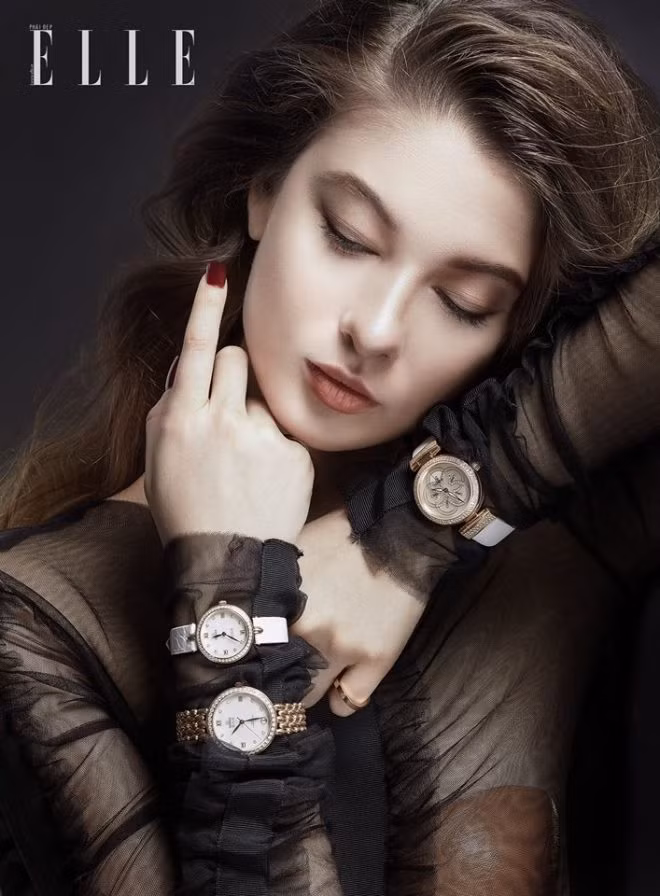 Mashka tiết lộ, cô được yêu cầu đẩy Sơn Tùng MTP ngã vào trong bồn tắm một cách mềm mại nhưng vẫn phải tạo cảm nhận rằng đó là một cú đẩy có lực. Mashka khi đó khá khó xử, cô nàng sợ đẩy nhẹ sẽ khiến Sơn Tùng phải diễn đi diễn lại nhiều lần với trang phục ướt, nhưng cũng sợ đẩy quá mạnh tay sẽ khiến chàng ca sĩ có thể bị ngã đập đầu hoặc tay chân vào thành bốn tắm gây ra nguy hiểm. Tuy nhiên với sự nỗ lực và cố gắng, cả hai đều đã hoàn thành cảnh quay này một cách tốt nhất.