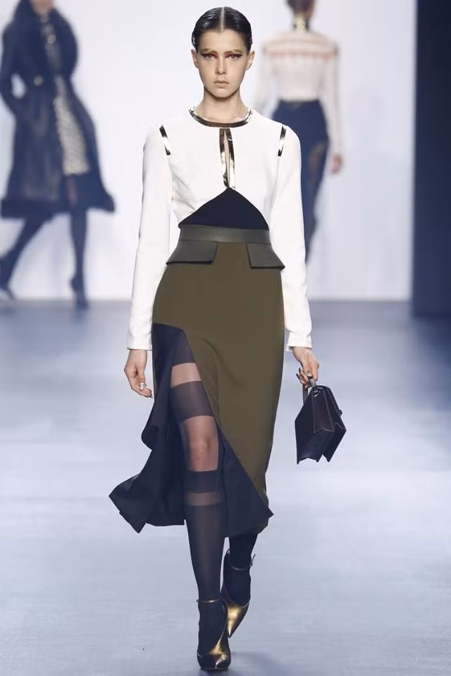 Cô nàng Aleksandra sở hữu chiều cao lên đến 1m78, đôi mắt xanh sâu thẳm và có phong cách hết sức chuyên nghiệp. Làm người mẫu từ khi còn rất trẻ, Aleksandra có điều kiện tiếp xúc, học hỏi rất nhiều kinh nghiệm và sớm được tham gia trình diễn trên nhiều sàn thời trang danh tiếng trong khu vực châu Âu và thế giới. Trước Chúng ta không thuộc về nhau của Sơn Tùng MTP, Aleksandra cũng có kinh nghiệm diễn xuất trong một vài MV khác.