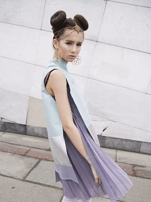 Dù là người trẻ nhất trong nhóm 4 người mẫu Tây diễn xuất trong "Chúng ta không thuộc về nhau" nhưng dường như khoảng cách tuổi tác giữa họ không ảnh hưởng đến mức độ chuyên nghiệp, sự thành bại của các cảnh quay. Sinh năm 2000 nhưng Polina đã có phong cách rất chuyên nghiệp, mạnh mẽ, quyết đoán để hoàn thành công việc với kết quả cao nhất.