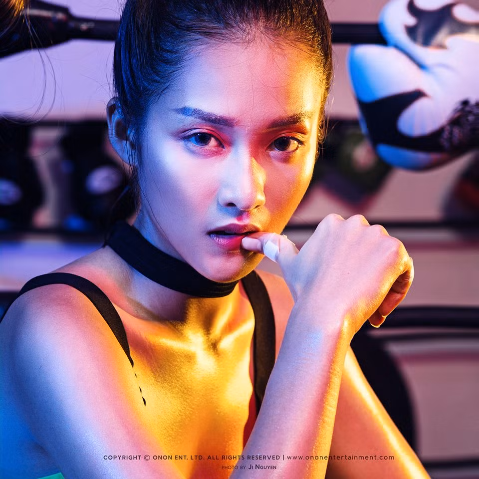 Xem những bức ảnh mới này thật khó có thể nhận ra hot girl boxing Khả Ngân xinh xắn, dễ thương ngày nào. Bẵng đi một thời gian khá dài có rất ít hoạt động nổi bật, Khả Ngân vừa bất ngờ tái xuất trong một bộ ảnh mới có phong cách rất chuyên nghiệp và có tạo hình vô cùng khác lạ. Chỉ một vài tấm hình mới đã cho thấy Khả Ngân không còn là cô hot girl nhí nhảnh, dễ thương ngày nào mà đã trưởng thành hơn, cá tính và có phần gai góc, quậy phá hơn Ảnh: Ji Nguyen.