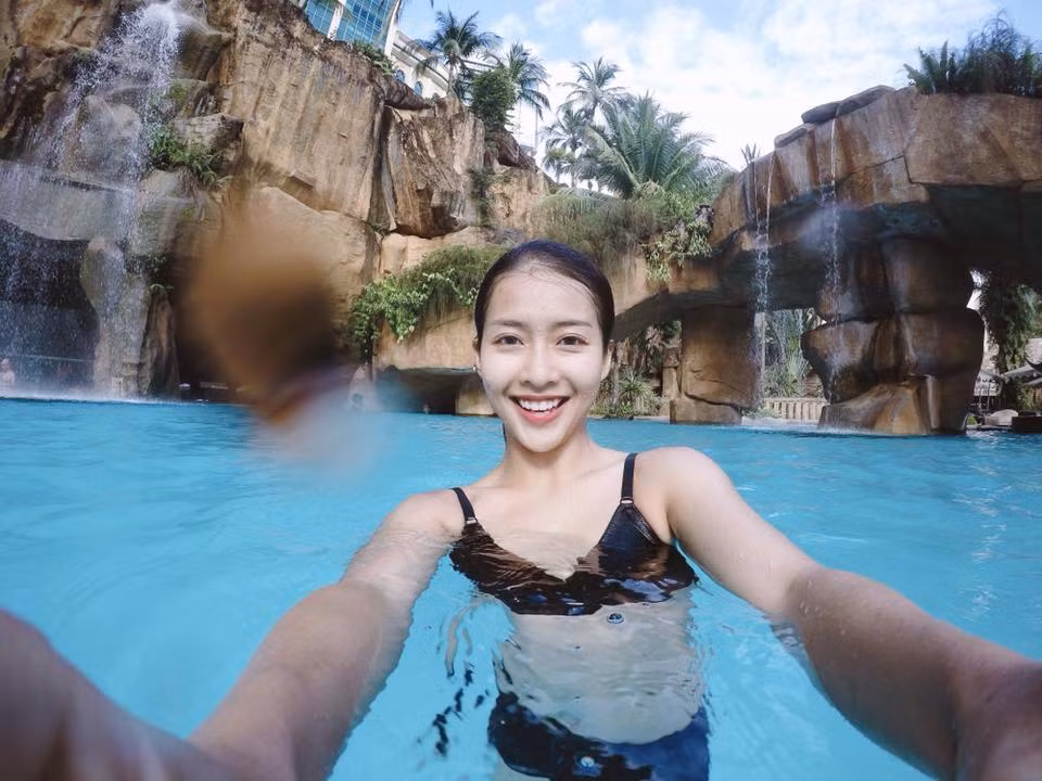 So sánh với những tấm hình cũ, một vài tấm ảnh chụp Khả Ngân mặc bikini ở hồ bơi, có thể thấy ngay vòng một của cô nàng hoàn toàn không nổi bật như hiện tại. Với từng ấy những điểm đáng nghi, Khả Ngân vừa tái xuất đã đứng trước vô số lời xì xào, nghi vấn trùng tu nhan sắc từ phía cư dân mạng, các bạn trẻ mến mộ, theo dõi cô từ lâu đặt ra.