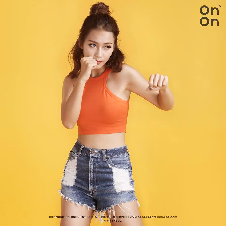 Chính điều này đã làm dấy lên nhiều tin đồn Khả Ngân đã tranh thủ "trùng tu nhan sắc" trong thời gian im ắng, ít hoạt động vừa qua. Để tìm bằng chứng cho điều này, dân mạng đã thi nhau xem lại nhiều bức ảnh nổi bật của hot girl Khả Ngân trong khoảng thời gian 3 năm qua và so sánh. Qua đó có thể kết luận chính xác rằng, thân hình và đặc biệt là vòng một của Khả Ngân đã đổi khác hoàn toàn. Ảnh: Luci.