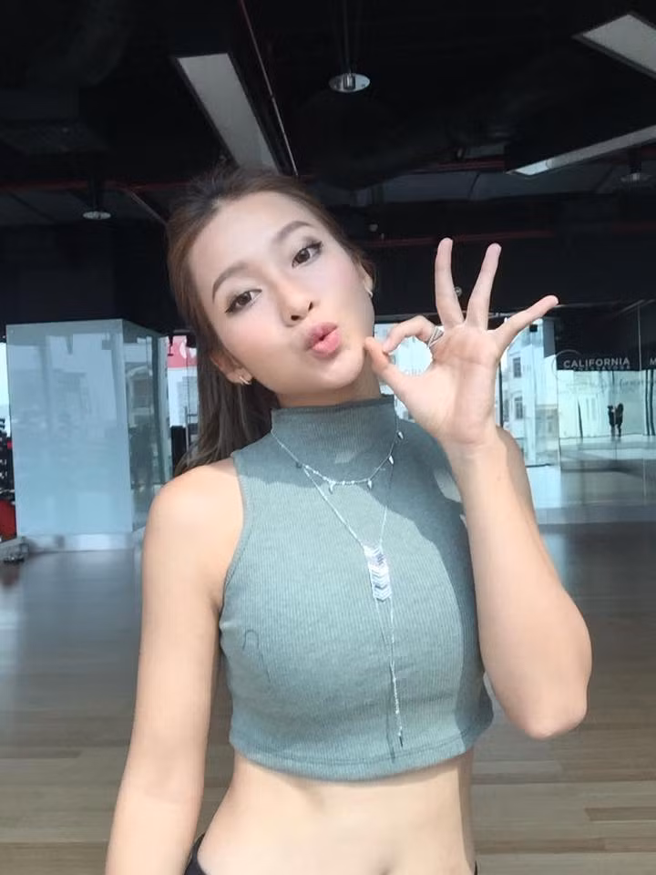 Bức ảnh này có thể cho thấy rõ nhất nét thay đổi ở phần trên cơ thể của Khả Ngân. Vẫn là vòng eo săn chắc, gọn gàng và là da trắng bắt mắt... nhưng vòng một hot girl boxing đã tăng kích thước và trông gợi cảm hơn thấy rõ. Với những điểm thay đổi tích cực về mặt vóc dáng này, hiện tại Khả Ngân có thêm rất nhiều lợi thế trong công việc làm người mẫu, diễn viên của mình.