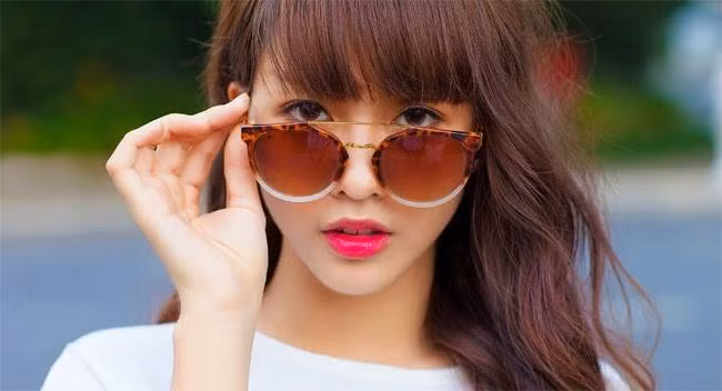 Hơn hết, tất cả những sự thay đổi vừa qua cũng thể hiện sự đầu tư thời gian, công sức một cách rất nghiêm túc, chuyên nghiệp của Khả Ngân để hướng tới một mục tiêu rõ ràng là thúc đẩy sự nghiệp. Có thể tạo hình, phong cách mới của cô nàng là khá lạ lẫm với nhiều bạn trẻ nhưng nhìn chung đây vẫn là sự thay đổi rất thông minh và đúng đắn của cô gái 19 tuổi xinh đẹp này. Ảnh trong bài: Facebook nhân vật.