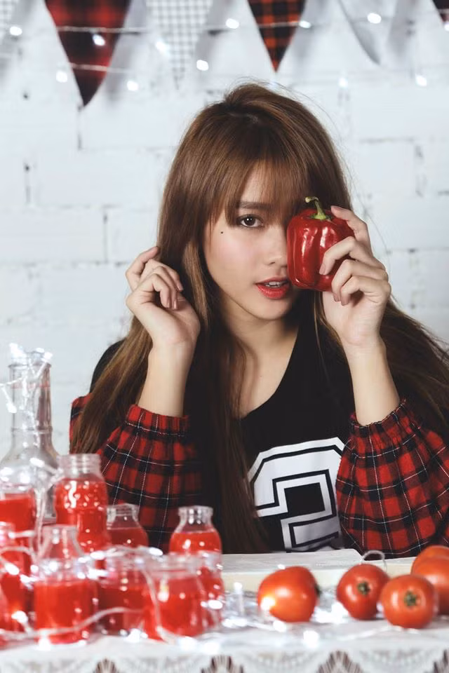 Nếu như trước đây Khả Ngân luôn ở trong danh sách những hot girl "hai lưng" quen thuộc với giới trẻ Việt bởi phần ngực phẳng, không mấy nổi bật thì hiện tại... vòng một của cô đã tăng kích thước thấy rõ. Đặc biệt trong bộ ảnh mới vừa qua, vòng một Khả Ngân nổi rõ trong trang phục hở bạo, tạo ra nhiều đường cong vô cùng gợi cảm, cuốn hút. Thậm chí những tấm hình mới của Khả Ngân còn bị tình nghi đã trải qua chỉnh sửa, "bơm kích" vòng một.