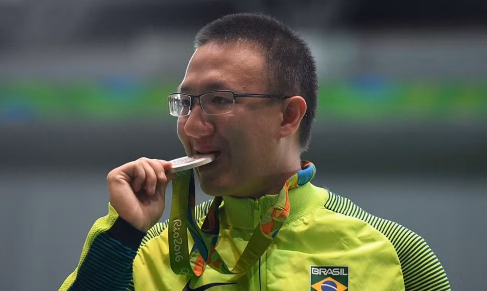 Giống như xạ thủ Hoàng Xuân Vinh, có được huy chương bạc ở nội dung bắn súng hơi 10m nam Olympic cũng giúp Felipe Almeida có được một vị trí nhất định trong lịch sử thể thao Brazil. Được biết, Felipe Almeida là VĐV nước chủ nhà đầu tiên giành huy chương trong ngày mở màn của Olympic 2016 và cũng là VĐV Brazil đầu tiên trong lịch sử có được huy chương Olympic ở bộ môn bắn súng nam.