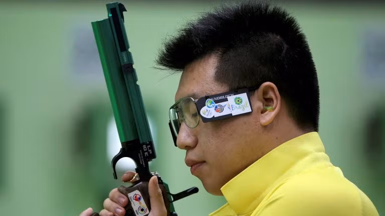 Cùng với Hoàng Xuân Vinh và Felipe Almeida, VĐV Pang Wei của Trung Quốc cũng là người giành được huy chương ở nội dung bắn súng hơn 10m nam vừa qua. Pang Wei đứng ở vị trí thứ 3, giành huy chương đồng và đó thực tế là một thành tích không đúng như mong muốn của ban huấn luyện và cá nhân VĐV này trước khi tham dự Olympic năm nay.