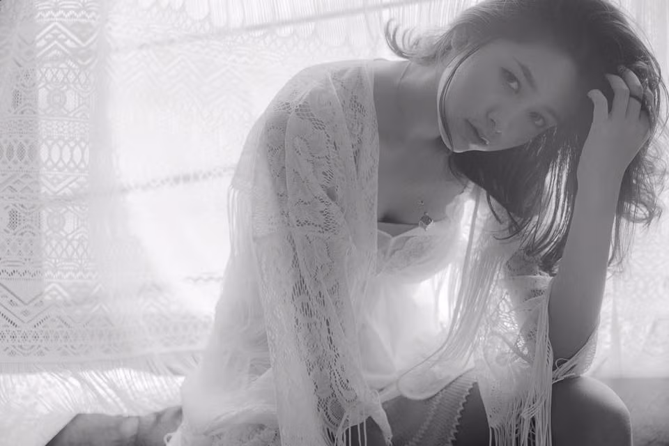 Rất nhanh chóng, Chanya Thanasinsoonthorn trở thành tâm điểm chú ý, tìm kiếm thông tin của dân mạng Thái Lan, Trung Quốc và cả Nhật Bản. Điểm cuốn hút nhất ở Chanya theo nhận xét của số đông dân mạng Thái là đôi mắt to tròn, sâu hút hồn người và khuôn mặt xinh xắn, hài hòa vừa đậm chất Á Đông, vừa phảng phất chút tình lãng mạn của người phương Tây.