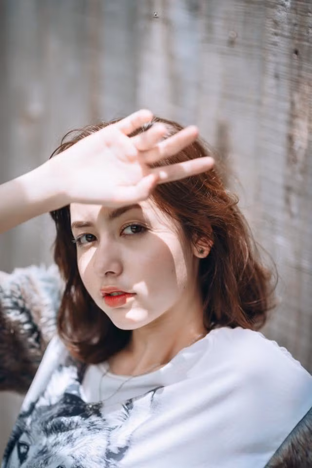 Xứ Chùa Vàng không thiếu những hot girl xinh đẹp, nổi tiếng nhưng những nét độc đáo về ngoại hình, nhan sắc của Chanya Thanasinsoonthorn Chanya Thanasinsoonthorn đã tạo cho chính bản thân cô “thương hiệu” riêng, tạo ra sự khác biệt hiếm có.