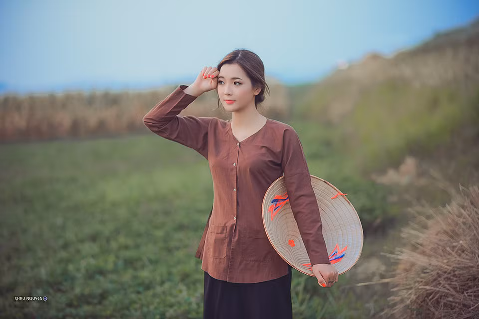 Cụ thể, dù hóa thân thành một cô thôn nữ chân chất, giản dị nhưng có thể thấy ngay rằng cách trang điểm của Thu Hương lại hơi quá nổi bật và không phù hợp với hình tượng cô gái nông thôn. Ngoài ra, dân mạng còn để ý thấy những lỗi bỏ sót khá đáng tiếc của màn hóa thân này chính là việc Thu Hương để sơn móng tay màu cam và mái tóc lộ rõ màu nhuộm nâu, vàng hiện đại, sành điệu.