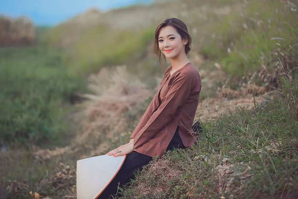 Trong bộ ảnh mới của nhiếp ảnh gia Chau Nguyen Jr., hình ảnh một cô thôn nữ xinh đẹp, dễ thương đã khiến biết bao dân mạng, các chàng trai thích thú, thầm thương trộm nhớ. Bộ ảnh được nhiều người chia sẻ, đăng tải trên nhiều trang tin dành cho giới trẻ với dòng bình luận, phản hồi rất tích cực. Ánh mắt, nụ cười của cô gái trẻ hòa trộn với khung cảnh đậm chất thôn quê, đồng nội tạo ra nhiều cảm nhận thú vị cho người xem ảnh và sự tò mò về nữ nhân vật chính.