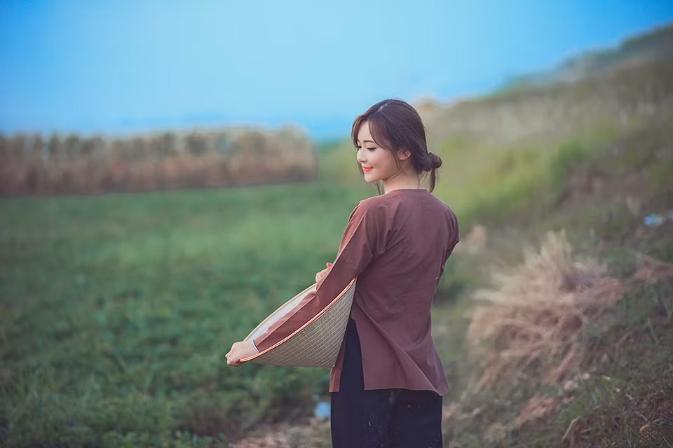 Trong khung cảnh vùng quê miền Bắc, Thu Hương mặc trang phục áo nâu sòng, quần đen đậm chất nông dân, tay cầm nón và tạo dáng rất tự nhiên. Được biết, khung cảnh trong bộ ảnh được lấy ở Hưng Yên - vùng quê gốc mà Thu Hương sinh ra. Bộ ảnh vì thế cũng là một cách để cô nàng xinh đẹp này thể hiện tình cảm với quê hương mình.