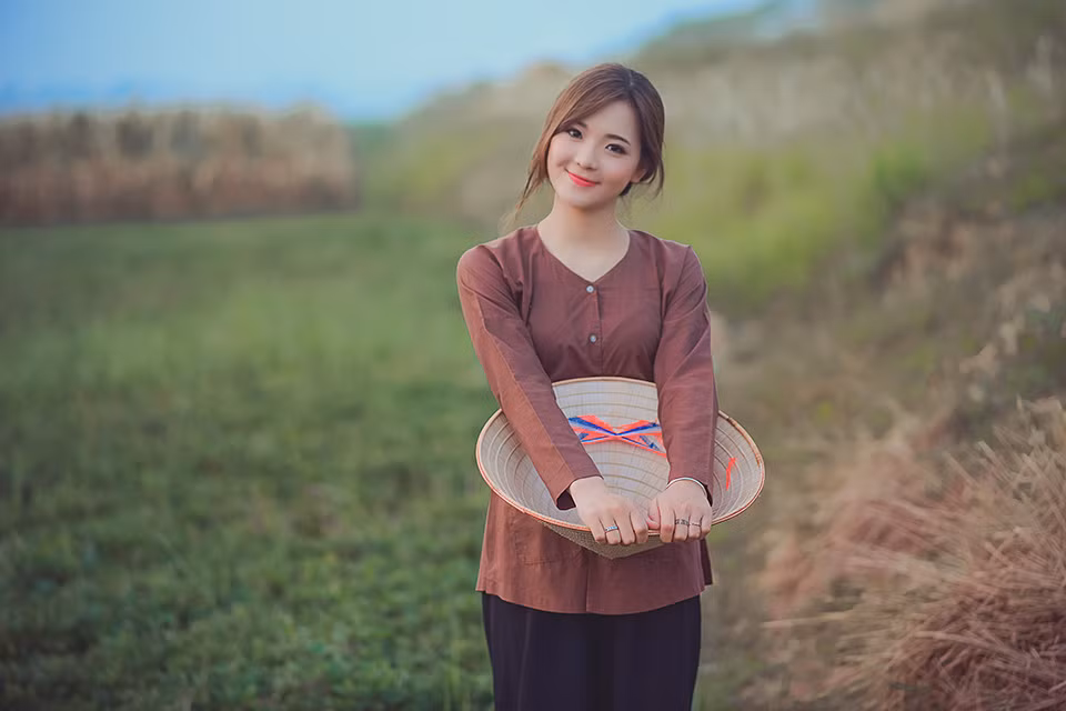 Dù rất xinh đẹp, dễ thương, gây nhiều thiện cảm với dân mạng, người xem ảnh nhưng Thu Hương và cả người chụp bộ ảnh này cũng nhận được một số lời đóng góp, nhận xét mang tính xây dựng của dân mạng. Không ít bạn trẻ cho rằng, Thu Hương quả thật rất ăn hình, xinh xắn ở mọi góc nhìn nhưng cách trang điểm và ăn mặc của cô vẫn có nhiều điểm chưa đạt mức hoàn toàn phù hợp với bộ ảnh này.