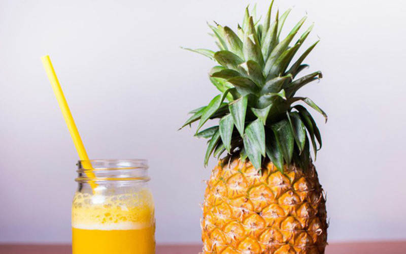 Làm sạch gan, ruột: Các enzyme tiêu hóa và các chất chống oxy hóa có trong dứa kích thích chức năng gan tốt hơn trong quá trình loại bỏ độc tố, tạo điều kiện cho việc lọc máu của cơ thể thuận lợi hơn. Dứa cũng có tác dụng nhuận tràng, giúp cải thiện tình trạng hệ đường ruột, kiểm soát chứng viêm ruột, ngăn ngừa táo bón và hạn chế đầy hơi.