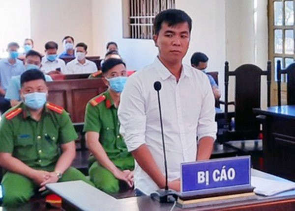 Ngày 7/1, TAND huyện Trảng Bom (Đồng Nai) xét xử sơ thẩm và tuyên phạt bị cáo Nguyễn Văn Nhanh (29 tuổi, ngụ hyện Trảng Bom) 1 năm tù về tội “làm nhục người khác”. Bị cáo Nhanh đã có hành vi dùng trang Facebook và blog cá nhân để livestream, trong đó có dùng lời lẽ chửi bới, xúc phạm nghiêm trọng danh dự, nhân phẩm và ảnh hưởng đến uy tín của bà Vũ Thị Minh Châu, Chủ tịch UBND huyện Trảng Bom và bà Lương Thị Lan - Phó chủ tịch UBND huyện Trảng Bom. Không những vậy, người này còn kêu gọi những người khác chia sẻ, phát tán các video có nội dung vi phạm pháp luật trên.