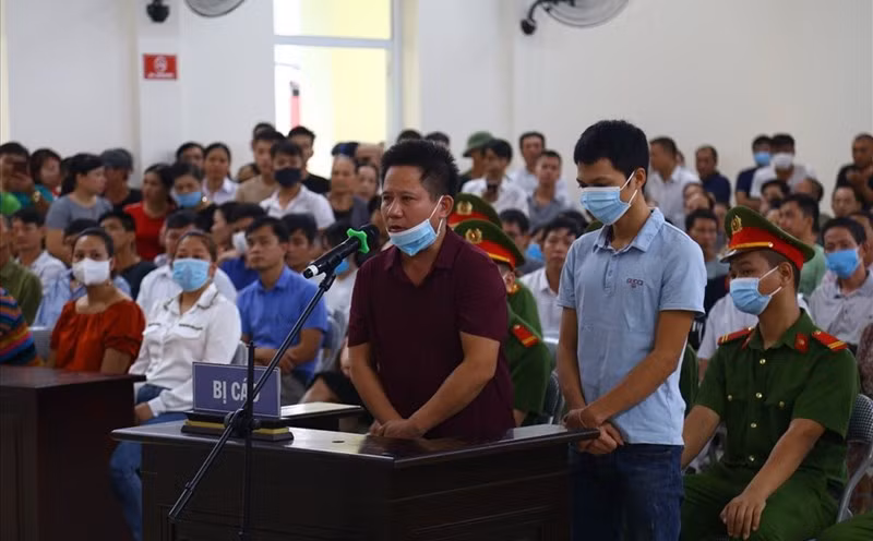 Tháng 10/2020, TAND TP Bắc Ninh đã tuyên phạt Nguyễn Văn Thiện - Chủ quán Nhắng nướng Hiền Thiện mức án 12 tháng tù, Lăng Văn Vân (nhân viên) 9 tháng tù cùng về tội "làm nhục người khác". Theo cáo trạng, tối 17/8, chị D.T.H. (27 tuổi, quê tại Phú Thọ) cùng bạn đến ăn tại quán Nhắng nướng Hiền Thiện do Thiện làm chủ. Bức xúc vì trong thức ăn có sán, chị H. đã đăng lên Facebook để cảnh báo mọi người. 