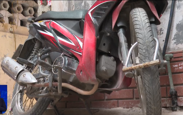 Tại đây, mọi người thấy cửa vẫn khóa, nhưng trong nhà chỉ có hơn 100 ngàn tiền mặt và các đồ dùng cá nhân. Điều kỳ lạ là chiếc xe máy chị Mấng thường đi được khóa cổ, dựng trước cửa nhà. Sau khi hỏi thăm hết những chỗ quen biết đều không có tin tức của vợ, anh Sương quyết định tìm tới trụ sở Công an huyện Điện Biên Đông để trình báo về vụ việc trên. (Ảnh minh họa)