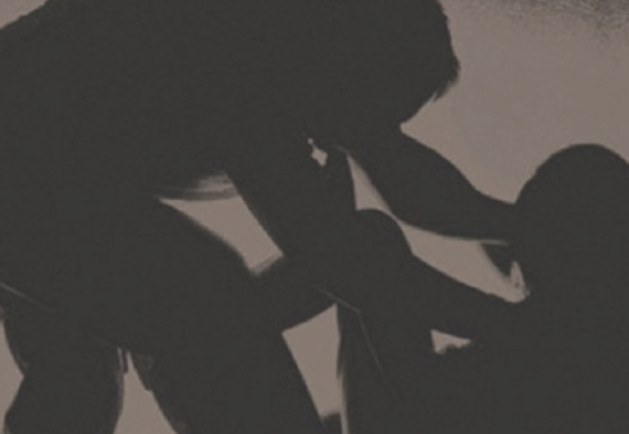 Do là chỗ quen biết, nên chị Mấng không mảy may nghi ngờ mà lên xe Phơi để tới điểm hẹn xem thóc. Sau khi di chuyển được vài km, Phơi giả vờ bị hỏng xe và bảo chị Mấng chịu khó đi bộ. Lợi dụng lúc nạn nhân sơ hở, Phơi đã dùng đoạn cây, gạch đá ven đường bất ngờ tấn công dữ dội. Khi thấy nạn nhân vẫn còn thở, y đã dùng dây cao su chuẩn bị từ trước siết cổ nạn nhân tới chết. (Ảnh minh họa)